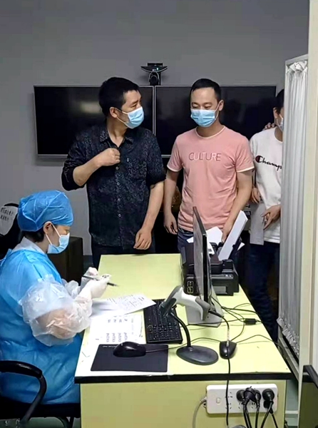 秦皇岛医院加班加点深夜为宁波海运船员接种“一针剂”疫苗。朱文达摄_副本_副本.jpg