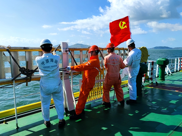 宁波海运所属“明州502”轮在台风来临前，组织党员志愿者做好船舶舷梯的加固。魏佳裕摄_副本_副本.jpg