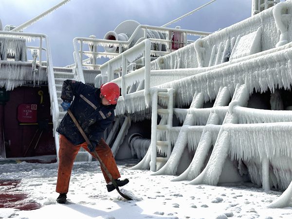 “富兴22”轮船员在寒冬大雪中铲除船舶设备上的积雪。罗杰摄_副本_副本.jpg