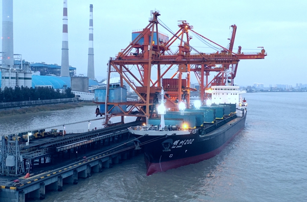 4-2006年12月建造，1.87万载重吨散货船“明州202”轮在温电码头卸煤作业_副本.jpg