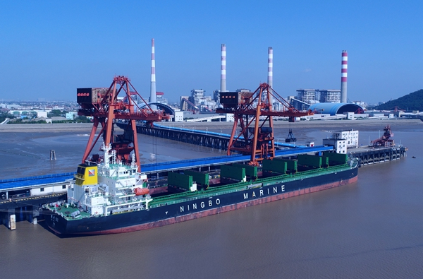 9-2016年11月建造，5万吨级散货船“明州502”轮在嘉电码头卸煤作业.jpg