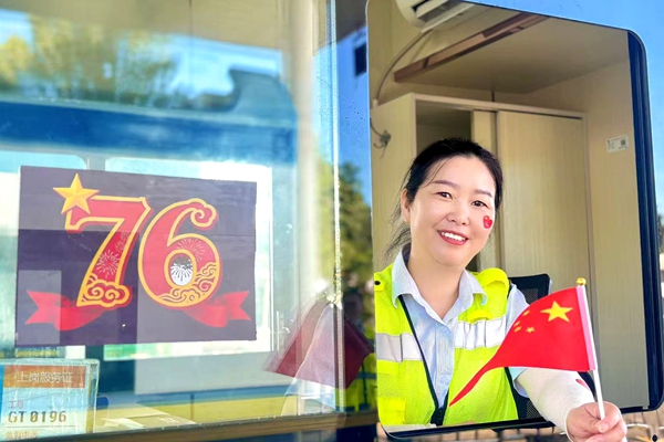 宁波海运明州高速全力做好节日期间的文明服务工作,展示良好窗口形象。周雪梅 摄_副本.jpg 宁波海运明州高速全力做好节日期间的文明服务工作,展示良好窗口形象。周雪梅 摄_副本.jpg