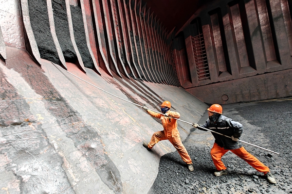 宁波海运船员全力以赴做好船舶安全生产运营工作。宁波海运 提供_副本.jpg