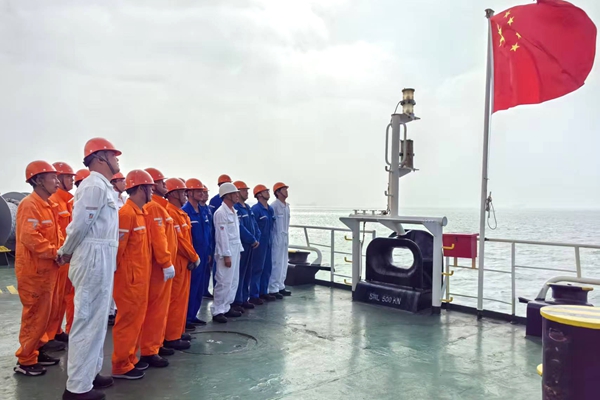 宁波海运船舶开展海上升旗仪式。宁波海运 提供_副本.jpg