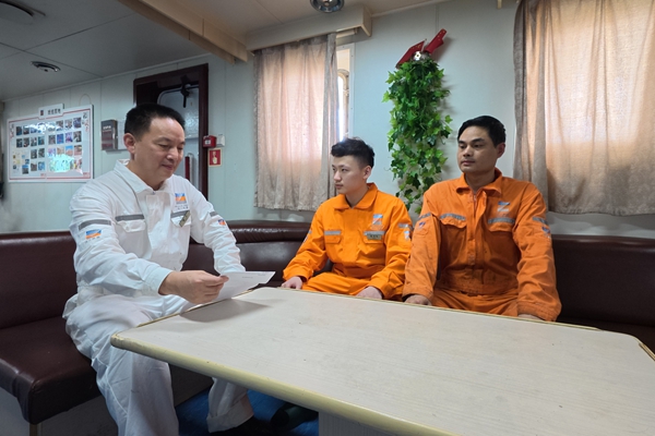 宁波海运船长与船员开展日常谈心谈话。陆莹 摄_副本.jpg