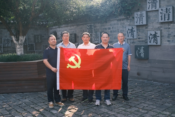 宁波海运组织船舶党员赴宁波慈城清风园开展红色教育。许兆捷 摄_副本.jpg