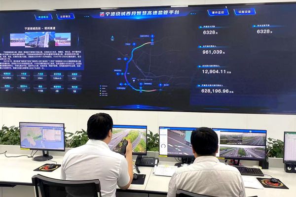 宁波海运明州高速监控中心人员充分运用智慧高速平台做好道路监测，多措并举全力做好“五一”假期高速公路保通保畅工作。胡怀君摄_副本.jpg