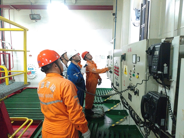 船舶舵机应急操作。陈忠伟 摄_副本.jpg